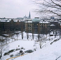 Observatorielunden i snö; vy från kullen åt SV mot Handelshögskolan. Skridskobana vid skolans norra fasad. I fonden Johannes kyrka.