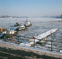 Vy från Skeppsbrons början åt öster över Strömmens uppbrutna is. I förgrunden bogserbåtarna Tor, Bill och Grogg vid Karl Johansslussen.