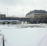 Kungsträdgården i snö. Vy mot restaurang 7 sekel, Sagerska husen under rivning och Citypalatset.