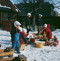 Barn och personal i snön vid Parkleken i Observatorielundens södra del. Snökaksbakning med hinkar och spadar.
