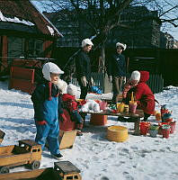 Barn och personal i snön vid Parkleken i Observatorielundens södra del. Snökaksbakning med hinkar och spadar.
