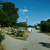 Promenadväg söder om Djurgårdsbrunnsvägen vid Källhagen. Vy åt öster, i fonden Kaknästornet.