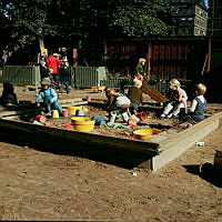 Parkleken vid Saltmätargatans förlängning i Observatorielunden. Barn som leker i sandlådan.