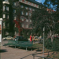 Vid hörnet av Karlavägen och Banérgatan. Vildvin på fasaderna till husen på Banérgatan 35-37.