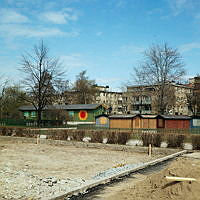 Anläggningsarbete söder om lekplatsen i norra delen av Tessinparken. I bakgrunden husen vid Askrikegatan.