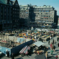 Från terrassen vid första Hötorgshuset över torghandeln på Hötorget mot Kungsgatan.