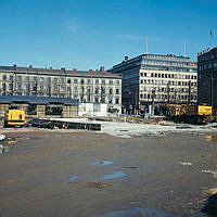 Anläggningsarbete för ny fontän i Kungsträdgården. I bakgrunden Sagerska husen och Citypalatset.