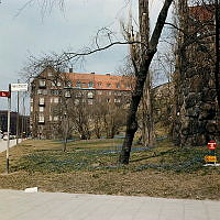 Träd och blommor vid Karlavägen nedanför Engelbrektskyrkan. Vy från Uggelviksgatan mot Engelbrekts Kyrkogata 1.