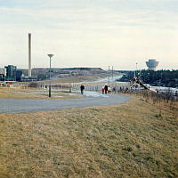 Utsikt från Högdalstoppen österut mot delar av Högdalens sopförbränningsanläggning och vattentornet i Fagersjö.