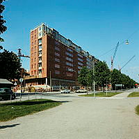 Nytt bostadskvarter i kvarteret Fältöversten under uppförande. Vy från Valhallavägen vid korsningen av Värtavägen.