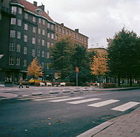 Karlavägen, korsningen av Grev Turegatan och kvarteret Hedenbacken Större från Karlavägen 57.