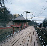 Saltsjöbanan, Nacka station. Perrongen och stationshuset västerifrån.
