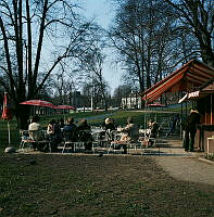 Humlegården. Uteservering i parkens nordöstra del.