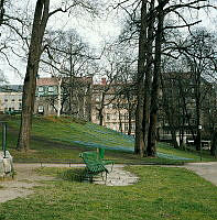 Floras kulle i Humlegården. I bakgrunden kvarteret Humlegårdsmästaren, Sturegatan 32-38.
