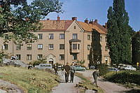 Bostadshus vid Geijersvägen i kvarteret Ängsknarren. Området kallades Holmia och byggnaden på bilden Borgen. Bostadsområdet byggdes med start på 1890-talet som arbetarbostäder av Bostadsaktiebolaget Holmia. Revs år 1965.