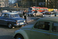Polis som övervakar trafiken på Drottningholmsvägen vid Västerbron.