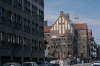 Arkitekturskolan, KTH. Parti av byggnaden vid Östermalmsgatan. Till höger Engelbrekts församlingshus, Östermalmsgatan 20 B.