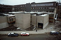 Arkitekturskolan, KTH. Byggnaden sedd från uppfartsväg vid Engelbrektskyrkan. Byggnadens lägre del mot Uggleviksgatan.