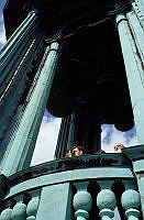 Människor som beskådar utsikten från lanterninkrönet på Stadshusets torn.