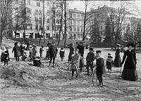 Humlegården sedd mot Sturegatan. Lekande barn.