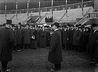 Arkitekt Torben Grut demonstrerar den nybyggda Stockholms Stadion för Riksdagen år 1912.