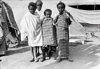 Afrikanska barn vid en cirkus.
Kanske de barn som med Hirsi Ige från Somaliland besökte Stockholm med en större grupp landsmän år 1929.