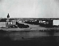 Kungsträdgården omkring 1870. Alléerna är nyplanterade efter industriutställningen 1866. T.v. Jakobs kyrka.