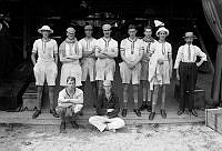 Olympiska spelen i Stockholm 1912. Grupporträtt av det engelska guldlaget i rodd av utriggad åtta.