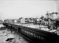 Huvudsta station 1908. Det tornförsedda huset längst till höger kallades Katrineborg och låg vid nuvarande Storgatan.