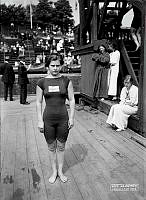 Olympiska spelen i Stockholm 1912. Greta Johansson, Sveriges guldmedaljör i raka trampolinhopp för damer.