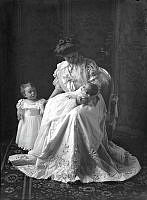 Porträtt av kronprinsessan Margareta och två små barn.