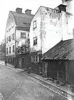 Nybergs Gränd 5-7, kvartet Kronkvarnen nuvarande Nybergsgatan. Husen revs i april 1897.