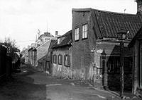 Tavastgatan österut vid Stora Hargränd (t.h.). Tornet i fonden är Wicanders korkfabrik. Kv. Haren Större, senare kv. Leporiden.