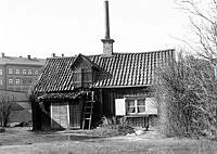 Karlbergsvägen 15. Huset är f.d. komministerbostad, dvs bostad för den präst som var närmast under kyrkoherden. Fram till 1906 låg Karlbergsvägen 15 Adolf Fredriks församling, senare Gustav Vasa.