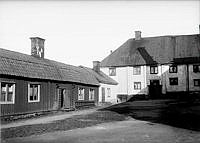 Gårdssidan av Värmdögatan 65 (t.v.) och 63 (t.h.), kv. Melonen. Senare Malmgårdsvägen 63 och 65, kv. Pumpan.