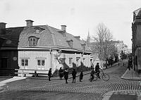 Sankt Paulsgatan 26 vid Timmermansgatan (t.v.). I förgrunden barn samt ung man på cykel.