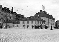 Tegelbacken och Jakobsgatan 32. Det s.k. Kronprinsens stall, byggt 1783, var under hela 1800-talet bostad för hovstallmästaren med stora stallar från gården. Stallarna revs 1932, huvudbyggnaden 1966.