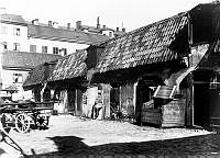 Hornsgatan 64. Gården med gästgivaregård. (Huset rivs 1906).