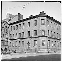 Hörnet Artillerigatan 37-41 - Linnégatan 37. Ursprungligen Hedvig Eleonora folkskola (Lilla Hedvig skola), därefter Linnéskolan.