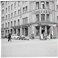 Östermalmsgatan/ Nybrogatan. Frälsningsarméns huvudkontor på hörnet.
