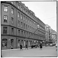 Nybrogatan norrut från Kommendörsgatan.Kv Flundran.