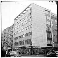 Nybrogatan 53 med Hotell Apollonia i samma byggnad.