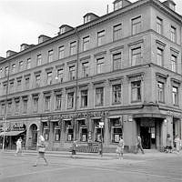 Sibyllegatan 6 i hörnet av Storgatan,Svenska Handelsbanken i gatuplanet.