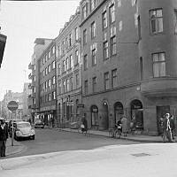 Riddargatan österut från hörnet av Nybrogatan. Närmast Riddargatan 16.