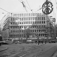 Kontorshus på Birger Jarlsgatan 6 under uppförande.