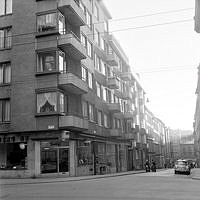 Brahegatan söderut från korsningen vid  Linnégatan.