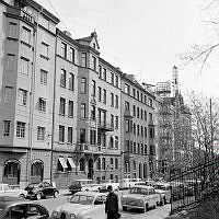 Linnégatan 75-79 och 81 med byggnadsställningar - mot Narvavägen.