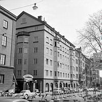 Linnégatan 73-77 mot Narvavägen. Linnégaraget, Linnégatan 73-75.