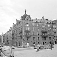 Hörnet av Torstenssonsgatan 15 och Storgatan 40 t.h.. Från Storgatan 41.