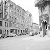 Banérgatan 5-9 från Riddargatan. T.h. Th. Stockhaus Herrekipering Sybehör, Riddargatan 55.